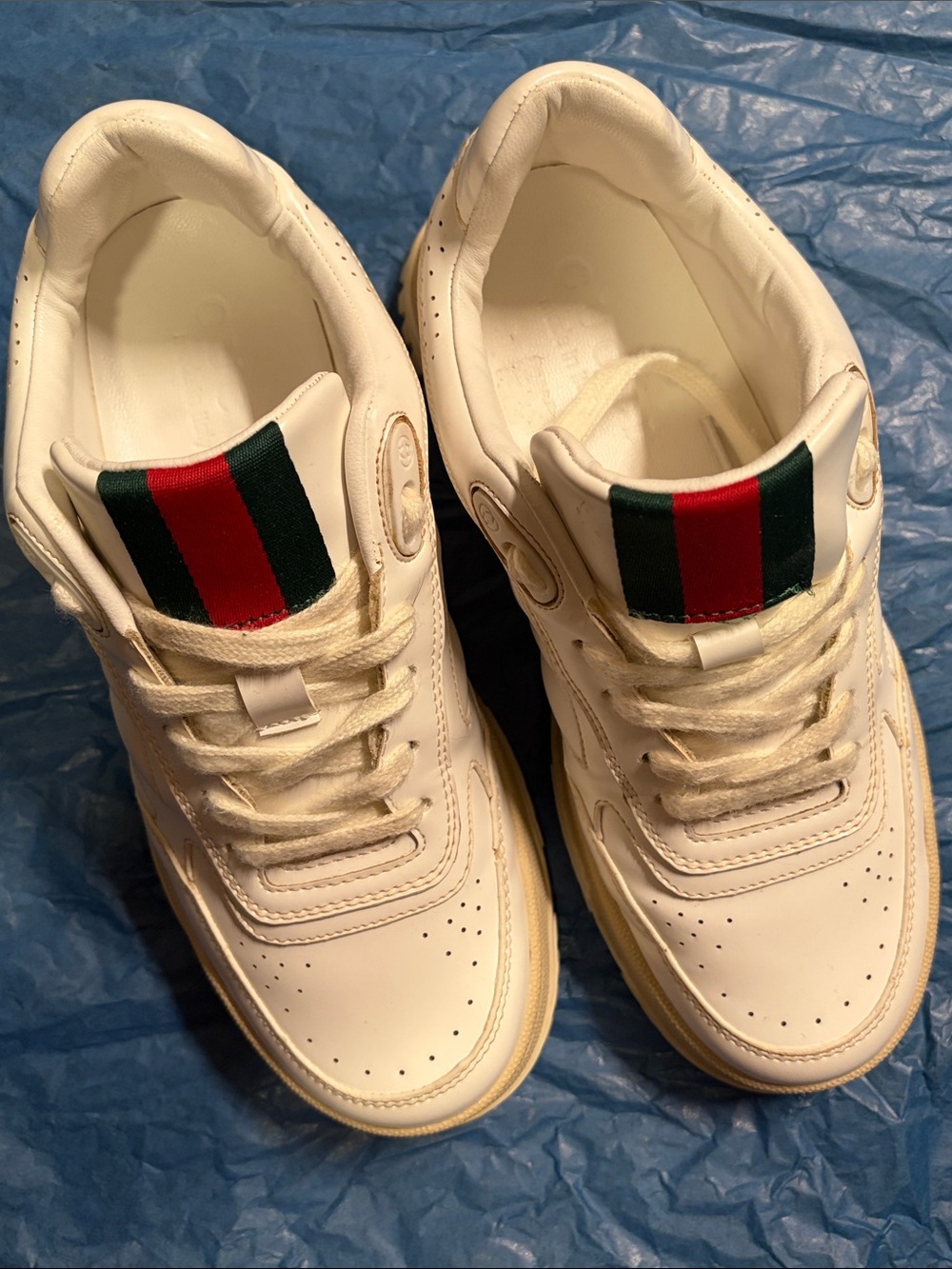 White Men’s Low-Top Sneakers with Red & Green Accent Gucci